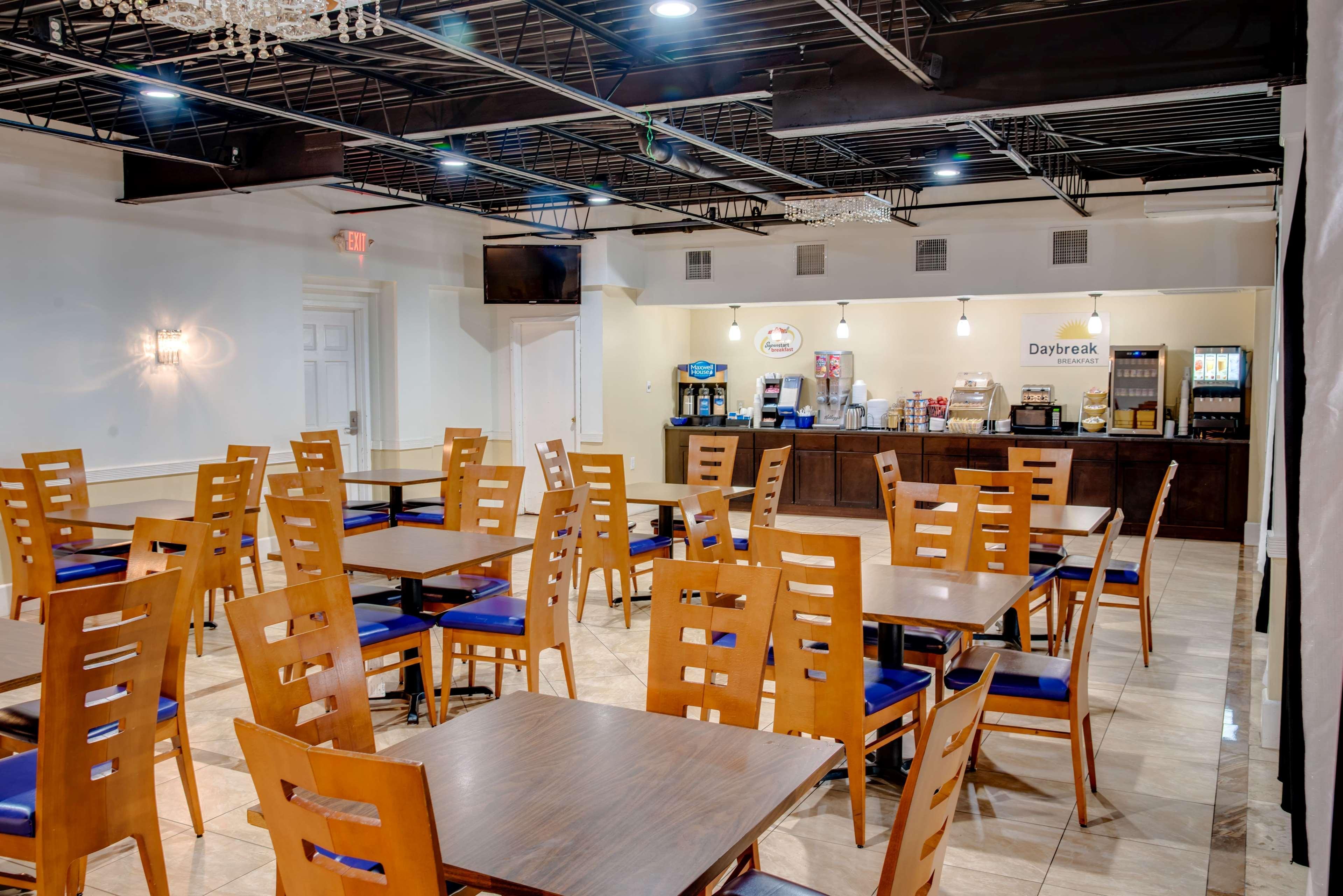 מלון Super 8 By Wyndham סיינט פיטרסברג מראה חיצוני תמונה